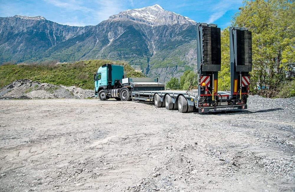 Transports divers - camion au pied de la montagne